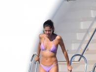 Sara Sampaio w skąpym fioletowym bikini